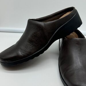Women's Robbie Cuddler Ultra Massage Leather Brown Clogs Size 11
